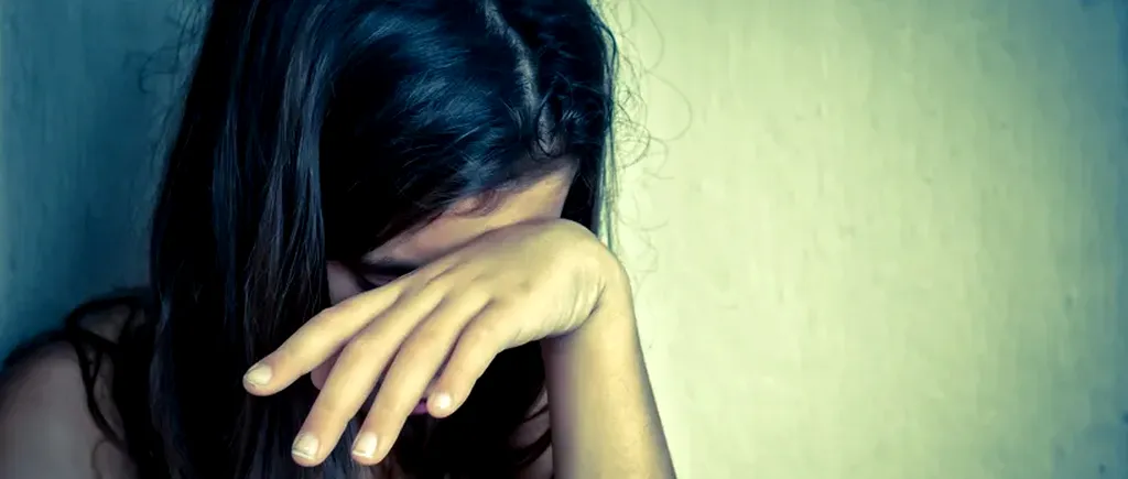 Minoră din Botoșani, abuzată sexual de bărbatul angajat de tatăl ei să pună gresie și faianță