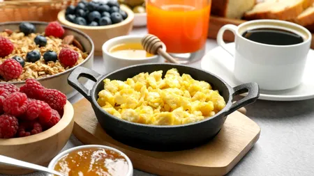 Top 7 alimente pe care să nu le consumi la micul dejun. Pot deveni toxice pentru creier