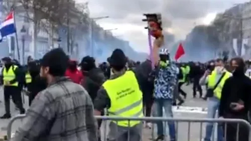 VIOLENȚE la Paris, la un nou protest al Mișcării „Vestele galbene. Mai multe persoane, rănite într-un incendiu provocat de manifestanți. Primarul Hidalgo activează celula de criză / VIDEO