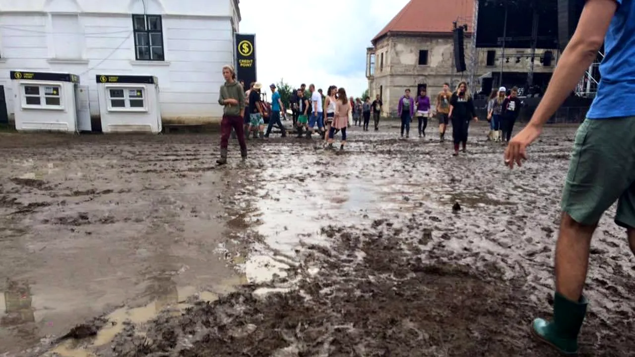 Caz revoltător în Buzău. O femeie operată, dusă la medic cu o mașină trasă de boi din cauza drumului plin de noroi