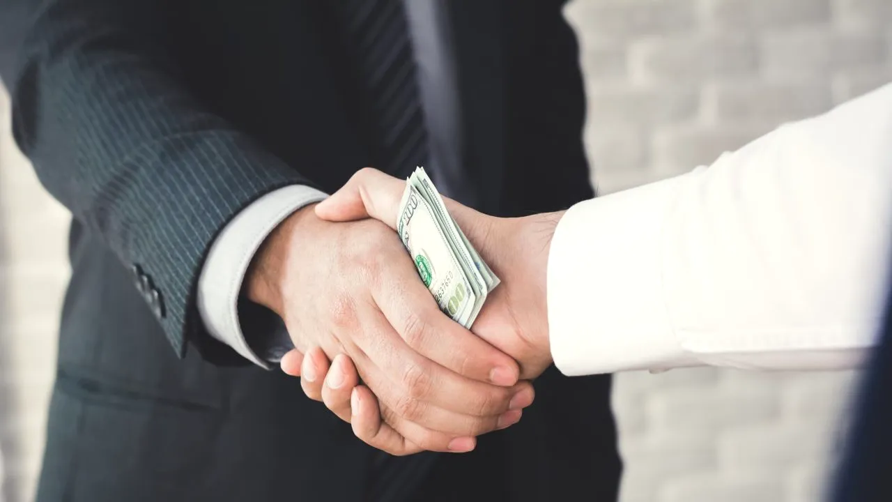 Șoferi care și-au luat permisele de conducere cu șpagă în Teleorman, trimiși în judecată. Mita ar fi ajuns la șefi de la Permise și Înmatriculări Auto