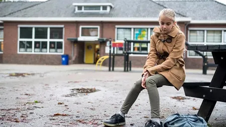 Viața bate filmul | O femeie a sunat la Poliție, după ce fiul ei a adus acasă o fată abandonată de părinți, pe care a cunoscut-o în parc. Ireal cine era tânăra, de fapt