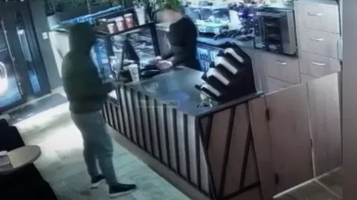 VIDEO | Jaf armat într-o comună din Suceava. Un bărbat a amenințat vânzătoarea unei cafenele cu un pistol și a furat toți banii din casa de marcat