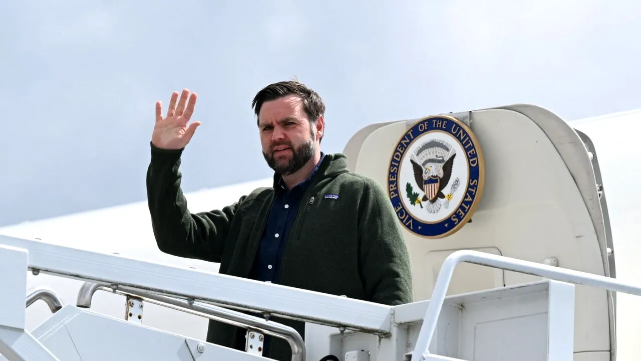 BLOOMBERG: „JD Vance datorează scuze României” / „El și administrația SUA ar trebui să ajute un aliat loial”