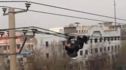 VIDEO: Un chinez prins între firele electrice