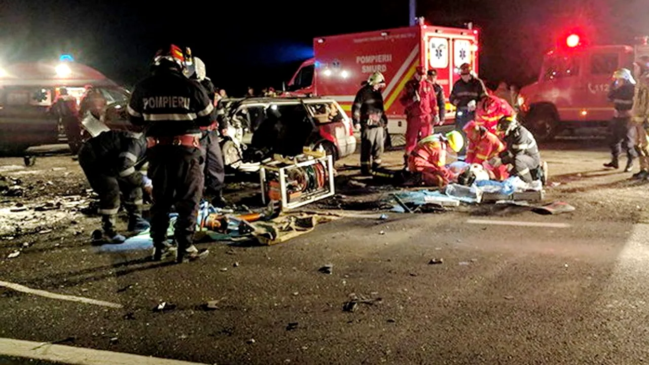 Accident foarte grav cu trei mașini pe DN1: doi oameni au murit și zece sunt răniți