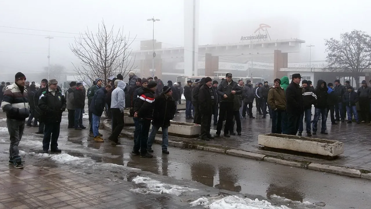 Proteste la Galați: sută de muncitori de la ArcelorMittal cer salarii mai mari