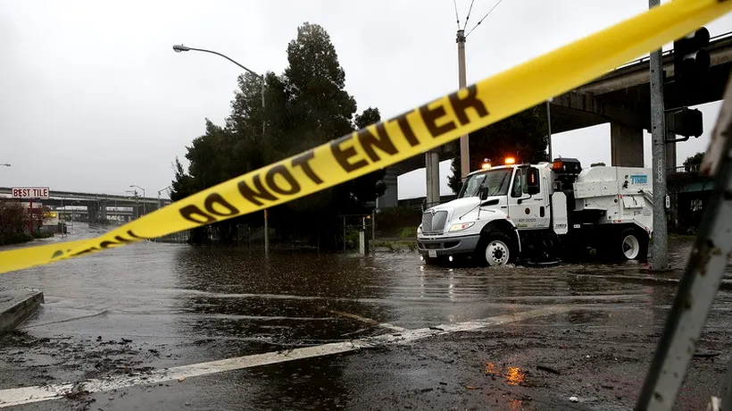 Inundații în California: peste 150.000 de case au rămas fără electricitate