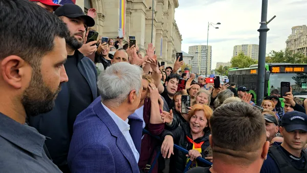 Călin Georgescu, baie de mulțime în fața Curții de Apel. Fostul candidat la președinție așteaptă verdictul cererii de arestare