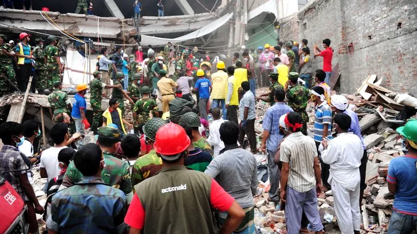Doi proprietari ai atelierelor de confecții din imobilul prăbușit în Bangladesh au fost arestați