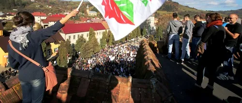 Protestatarii care se opun Legii minelor au ocupat balconul sediului PDL Cluj și scandează lozinci anti-guvernamentale