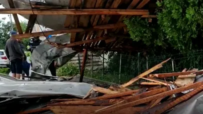 VIDEO | Acoperișuri smulse de vânt, copaci căzuți pe mașini și străzi inundate la Craiova. O furtună a făcut haos în Bănie