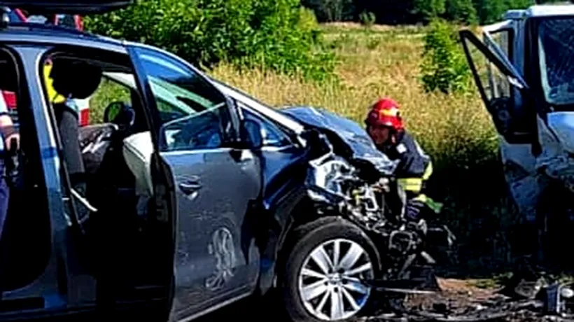 Cinci persoane, 3 adulți și 2 copii, au fost rănite după impactul dintre două mașini pe un drum din județul Caraș-Severin