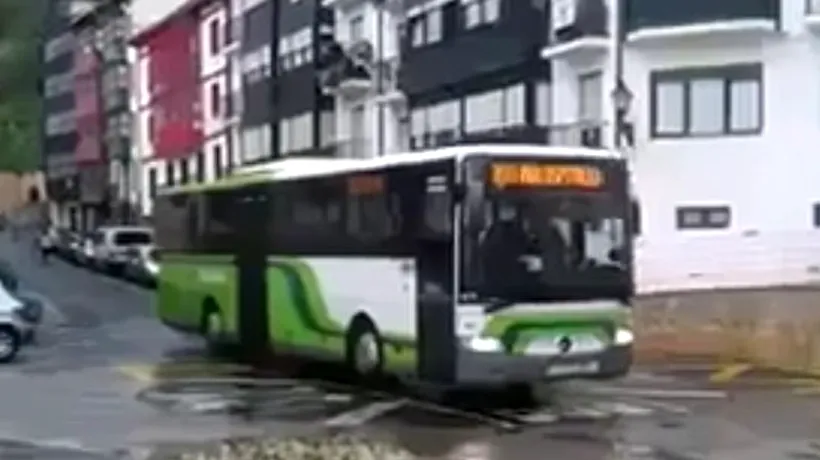 VIDEO: Cum întoarce un autobuz în Spania