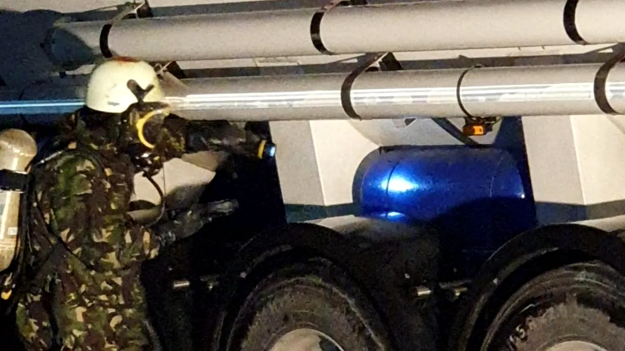 Cisternă încarcată cu dioxid de carbon, implicată într-un accident rutier - FOTO
