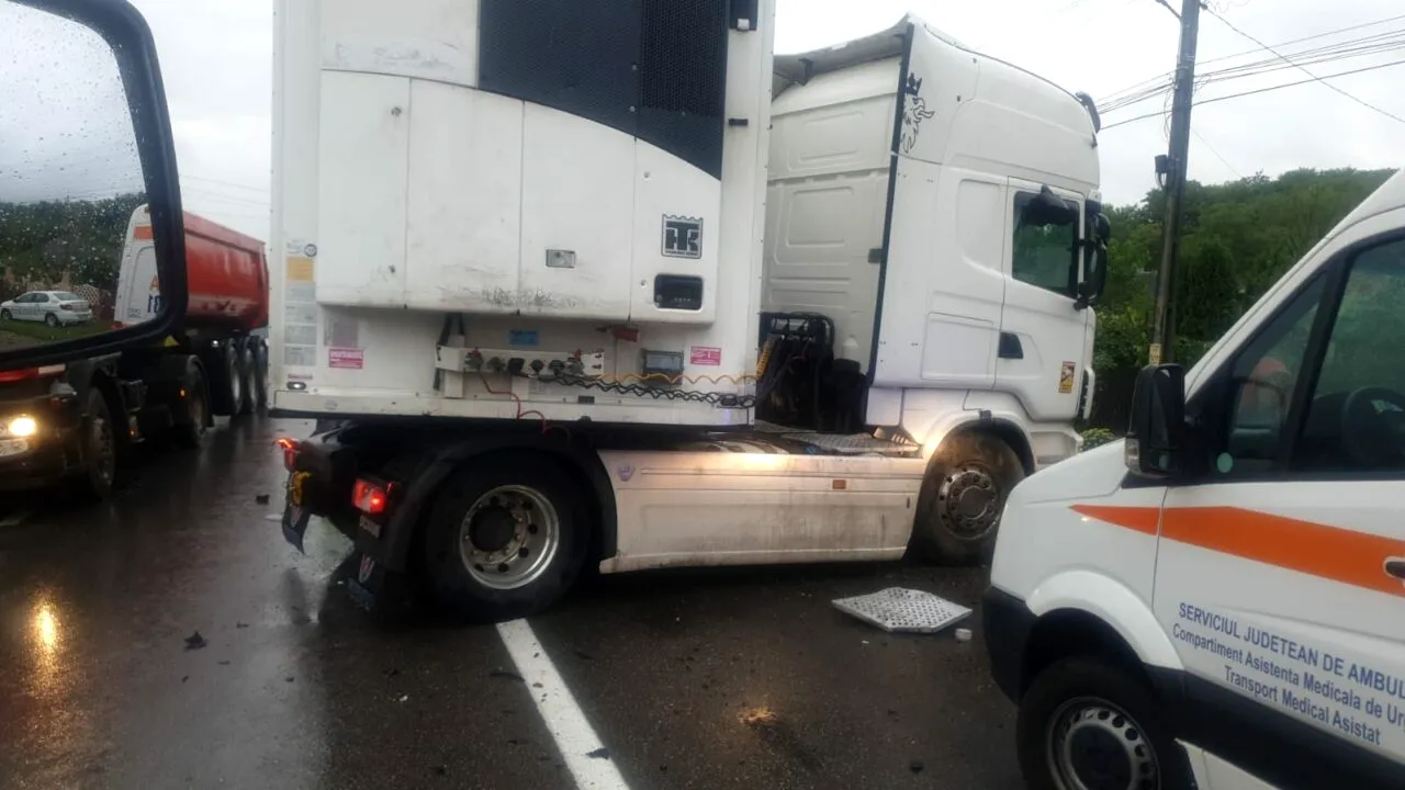 Un băiat de 14 ani a murit, prins sub un autoturism care s-a ciocnit cu un TIR, pe DN2, în Iași