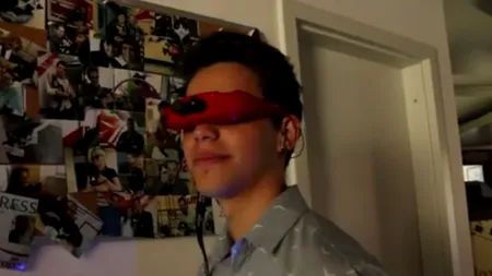 Dacă vedeți pe cineva purtând acești ochelari pe stradă, nu este un joc. Dispozitivul revoluționar inventat de un român, care poate ajuta milioane de oameni din întreaga lume 