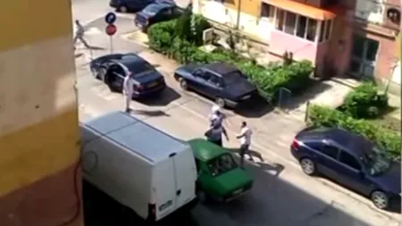 Un șmecher cu BMW s-a luat la bătaie cu doi polițiști, pentru că nu a fost lăsat să parcheze într-o zonă cu circulația închisă. Ce sentință a primit pentru gestul său