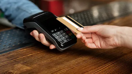 Aproape 30 % dintre românii nu folosesc CARDURI bancare. Cum își motivează decizia