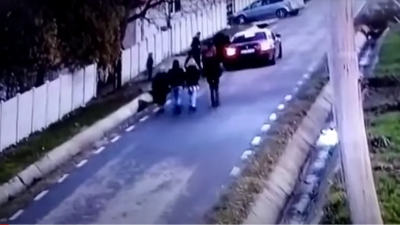 O tânără din Dolj a fost răpită sub privirile părinţilor săi: „Lăsaţi-o, nu v-o dau”    