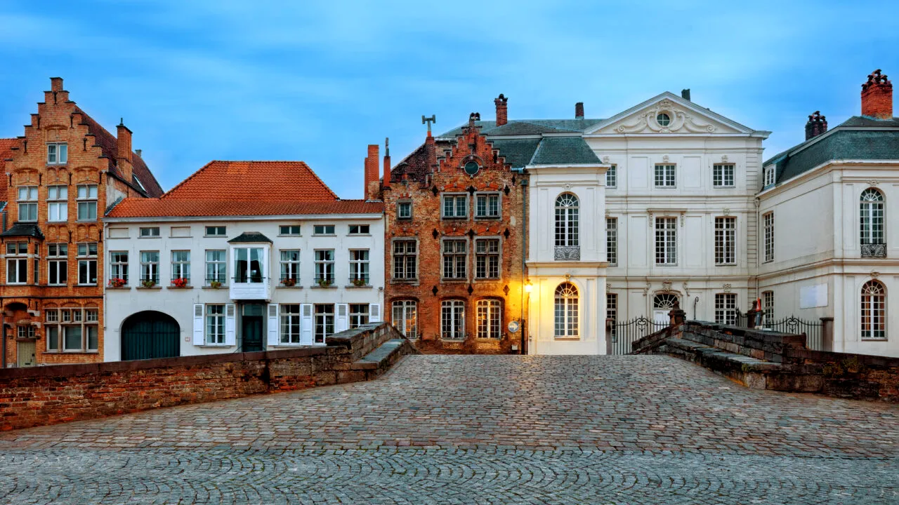 Orașul european în care turiștii au ajuns să fure pavele de piatră. Care este motivul și ce transmit oficialii