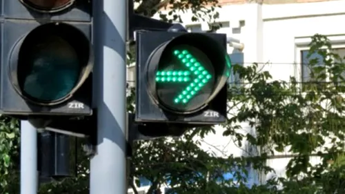 Semaforul ”verde intermitent” îi poate costa pe șoferii blocați în spatele altei mașini: ”Există sau nu obligația de a circula pe direcția indicată?”