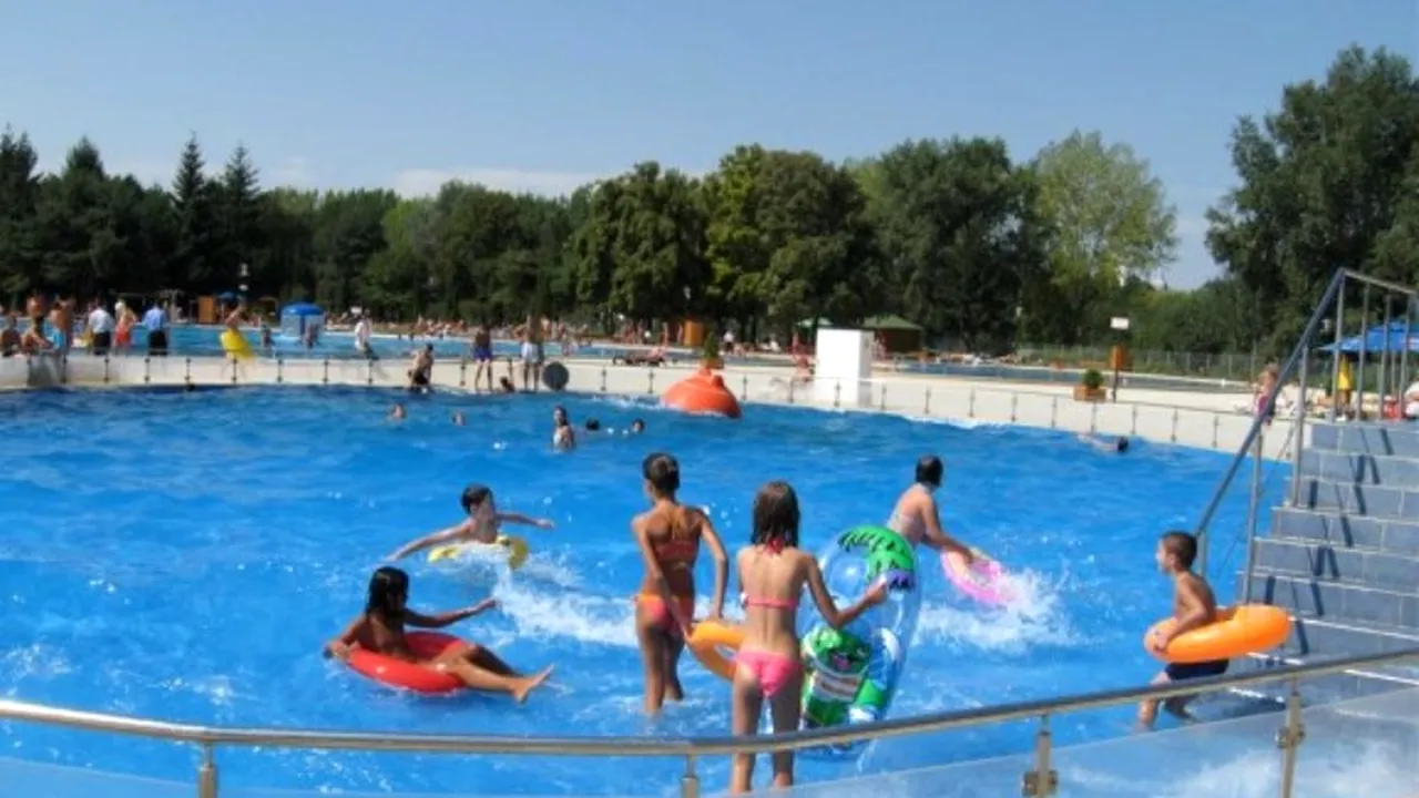 Fetiță de patru ani din Arad, în comă la spital după ce a fost salvată de la înec la ștrand