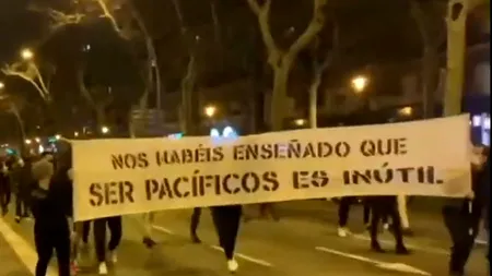 A 7-a noapte consecutivă de revolte în Barcelona! Ciocniri cu forțele de ordine, mașini incendiate, clădiri vandalizate! (VIDEO)