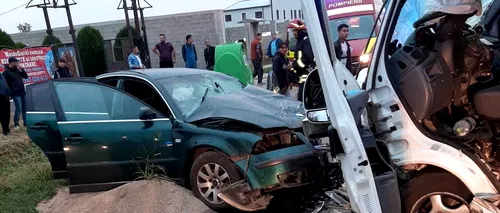 Șapte persoane rănite într-un accident în Timiș. Un microbuz s-a ciocnit cu o mașină