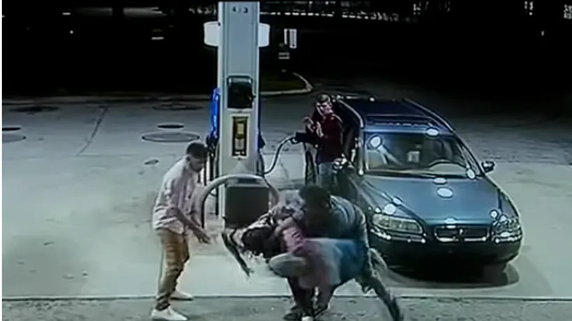 Răsturnare de situație. Un hoț din Florida a fost bătut măr de tinerii pe care încerca să-i jefuiască VIDEO