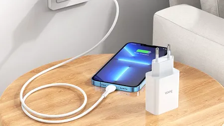 Este bine sau nu să-ți lași telefonul la încărcat peste noapte. Ce spun marii producători despre această practică mult răspândită