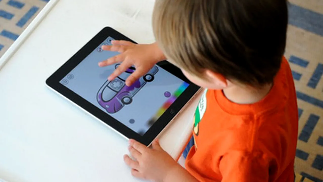 La doar 4 ani, copiii preferă iPad-ul în detrimentul jucăriilor clasice