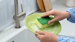 Truc genial pentru curățarea vaselor. Ingredientul natural care ți-ar putea ușura munca