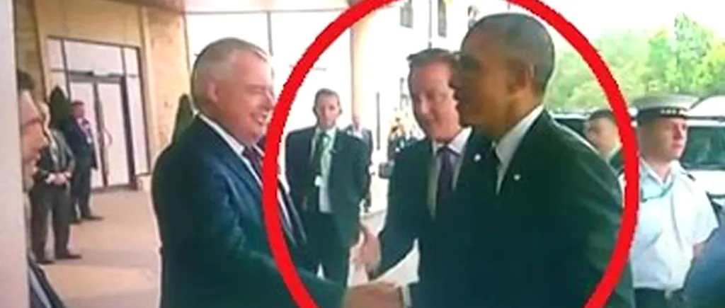 Prezent la summitul NATO, Cameron întinde mâna să salute. Obama i-o ia înainte. Premierul britanic întinde din nou mâna. Urmarea amuzantă a fost surprinsă de camerele de luat vederi