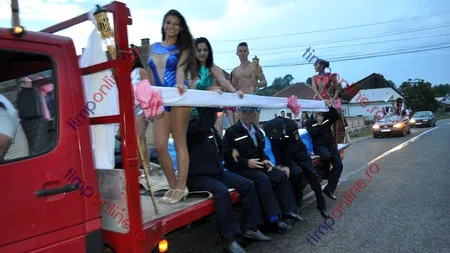 Se întâmplă în România: care alegorice cu tineri în slip și cadâne în costume de baie, la sărbătoarea unei comune din Bistrița-Năsăud. GALERIE FOTO