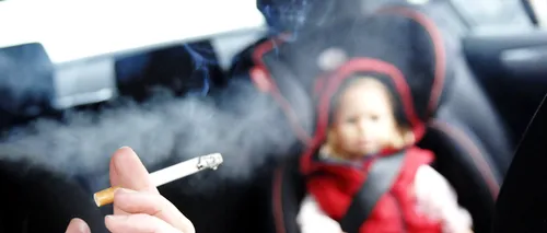 O țară din Europa interzice fumatul în mașinile în care sunt copii. Ce amendă primești dacă încalci legea