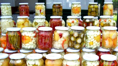 Ingredientul pe care trebuie să-l EXCLUZI din saramura de la murături. Îți va distruge compoziția 