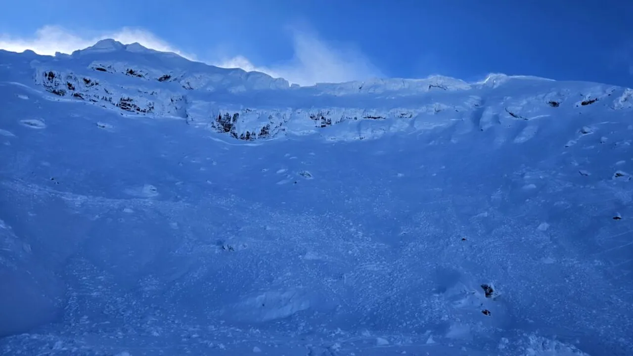 Mai multe avalanșe s-au produs în Munții Făgăraș. Salvamontiștii avertizează: 