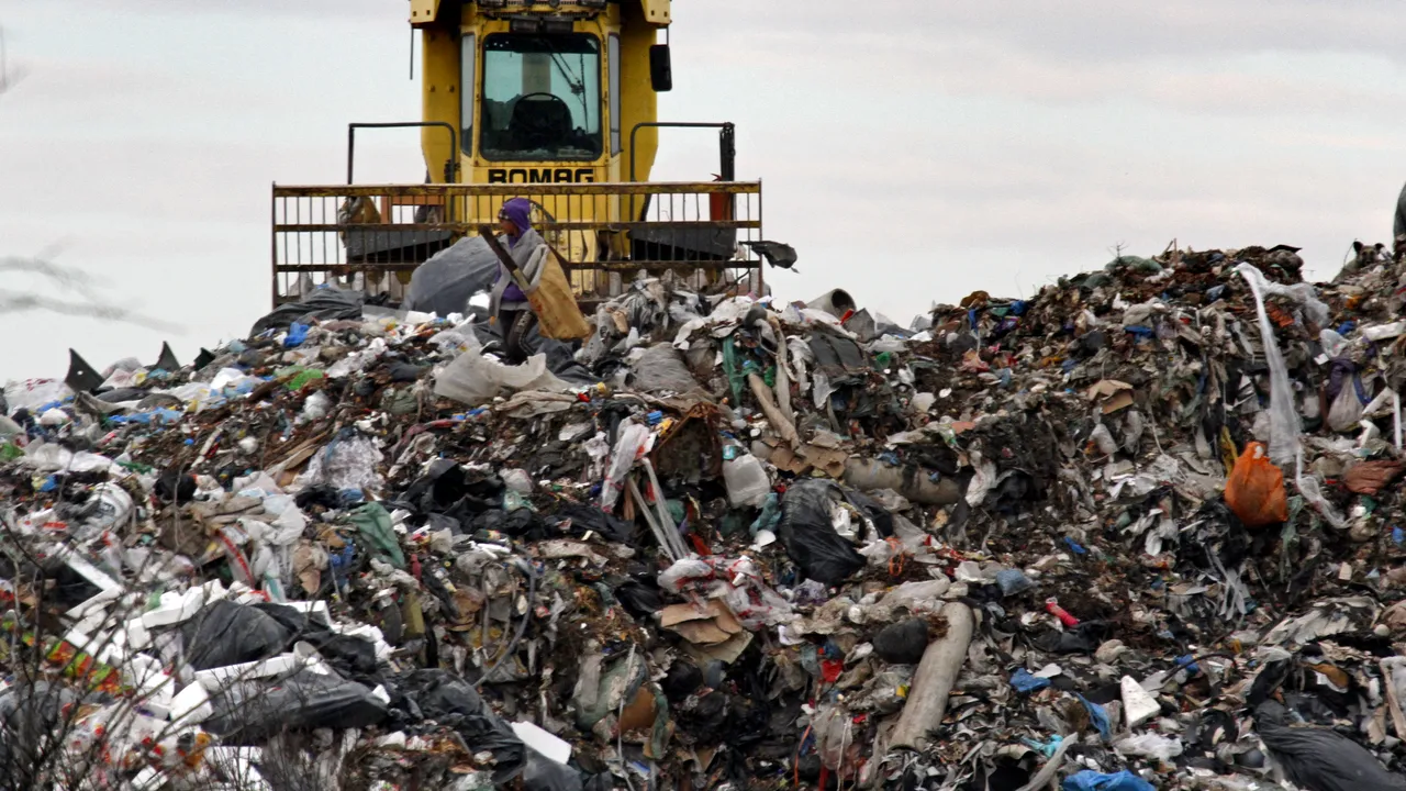 Gropile de gunoi arhipline, dar România importă gunoi: Care este explicația 