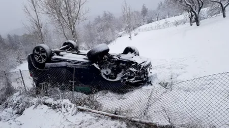 O femeie și doi copii, răniți după ce mașina în care se aflau s-a răsturnat pe o șosea înzăpezită din județul Cluj