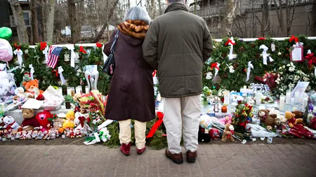 ESCROCHERIE din tragedia din Newtown. Cum a încercat o femeie să profite de pe urma atacului soldat cu 26 de morți