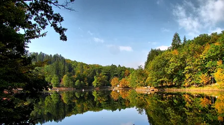 Lacul din România care deține 3 recorduri mondiale. Apa sa are proprietăți unice în Europa