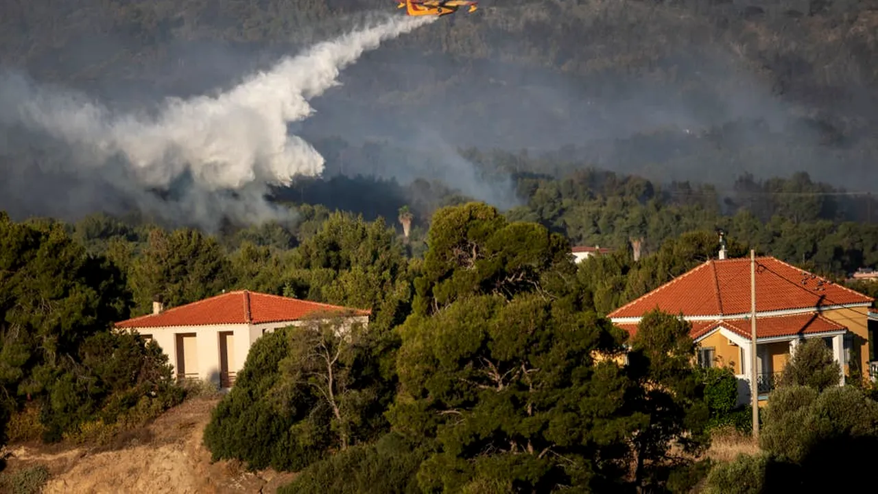 Românii aflați pe insula Rhodos au rămas fără mâncare la temperaturi de peste 37 de grade Celsius: ”A fost un haos total”
