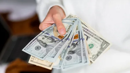 Sfatul unui economist în ce privește CREDITELE bancare: „Banca îți dă umbrela când este soare afară și ți-o ia când începe să plouă”