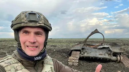 FOTO Un cimitir de tancuri rusești, noua atracție turistică din Ucraina. Localnicii se opresc pentru a imortaliza 