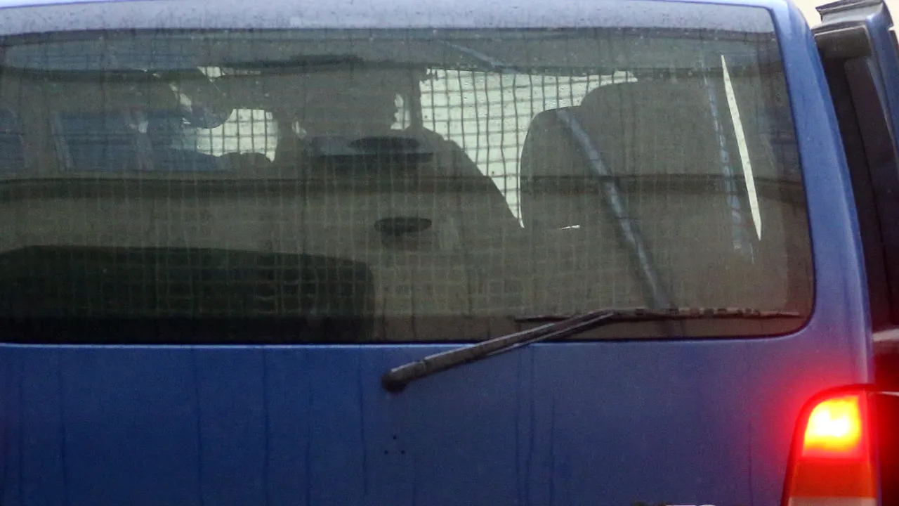 Jandarmii din Caracal care și-au făcut selfie cu doi tineri evadați, sancționați cu „atragerea atenției