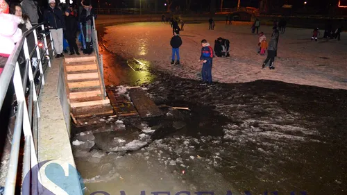 Panică la Gherla: gheața patinoarului din oraș S-A SPART, mai multe persoane au căzut în lac. Explicațiile primarului