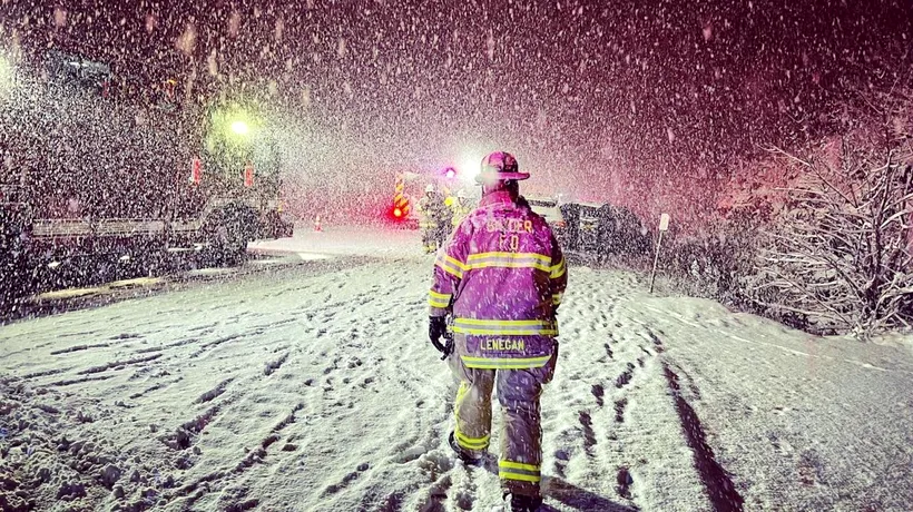 FOTO&VIDEO | New York, îngropat în zăpadă! Cel puțin două decese, mii de case fără electricitate, clădiri prăbușite!
