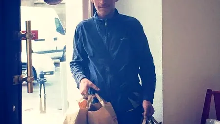 Gestul impresionant al unui tânăr din Cluj pentru un băiat care vindea flori. „Astăzi putem să facem cuiva o bucurie