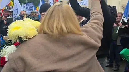 VIDEO. Circ în fața Parchetului General. Șoșoacă, așteptată de sute de susținători cu vuvuzele și pancarte